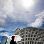 梅雨が明け、より夏らしくなった空気の街を行き交う人たち＝２８日午前、神戸市中央区（撮影・中西幸大）