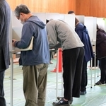 投票用紙に記入する有権者ら＝神戸市内