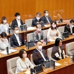 光本圭佑議員の発言を聞く尼崎市議会議員ら＝尼崎市役所