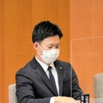 尼崎市議会本会議に出席する光本圭佑議員＝尼崎市役所