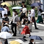 道行く人は強い日差しを日傘や帽子でしのいでいた＝２８日午後、神戸市中央区（撮影・小林良多）