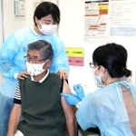 ４回目のワクチン接種を受ける高齢者。医療従事者には受けられない人も多い＝６月１６日、加古川市内