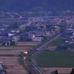 夕暮れ時、エンジン音を響かせて走るＪＲ播但線の列車＝兵庫県神河町