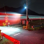 光跡を描きながら夕闇を駆ける抜けＪＲ播但線の列車＝兵庫県神河町