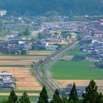 山あいのまちを走るＪＲ播但線の列車＝兵庫県神河町