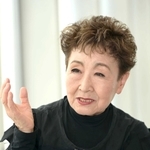 ウクライナからの避難民支援のチャリティーアルバムに、反戦の思いを込めたと話す加藤登紀子さん＝大阪市