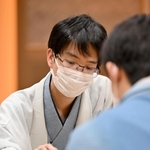 感想戦で対局を振り返る豊島将之九段（左）と藤井聡太王位＝２９日午後、愛知県犬山市、ホテルインディゴ犬山有楽苑