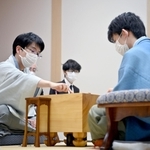 感想戦で対局を振り返る豊島将之九段（左）と藤井聡太王位＝２９日午後、愛知県犬山市、ホテルインディゴ犬山有楽苑