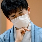 ７番勝負の第１局に敗れた後、厳しい表情を浮かべる藤井聡太王位＝２９日午後、愛知県犬山市、ホテルインディゴ犬山有楽苑