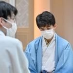 ７番勝負の第１局に敗れた後、厳しい表情を浮かべる藤井聡太王位＝２９日午後、愛知県犬山市、ホテルインディゴ犬山有楽苑