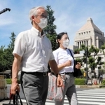 内閣府などで環境整備を訴えた高橋守雄代表理事（左）と成川玲子理事＝東京都千代田区