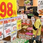 店内に踊る赤い数字たち。消費者たちの値札を見る目もより厳しくなっている＝神戸市西区白水３、業務スーパーフレッシュ石守伊川谷店
