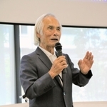 古野電気の社員を前にあいさつする堀江謙一さん＝西宮市芦原町９、古野電気