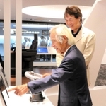 古野電気のショールームを見学する堀江謙一さん（手前）＝西宮市芦原町９、古野電気