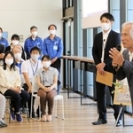 古野電気の社員らに感謝を述べる堀江謙一さん（右）＝西宮市芦原町９、古野電気