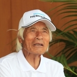 冒険を振り返る堀江謙一さん＝西宮市西宮浜４、新西宮ヨットハーバー
