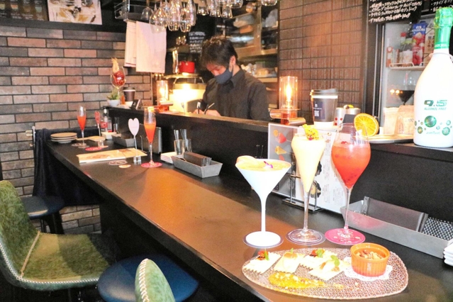 本格的なバー空間で、オリジナルモクテルとベビーチーズのおつまみを提供する＝神戸市中央区中山手通１、モクテリア