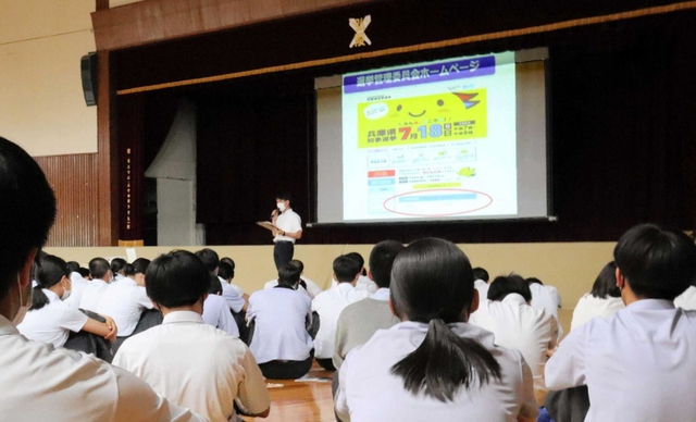 選挙って？　講師の話に耳を傾ける生徒たち＝神戸弘陵学園高校