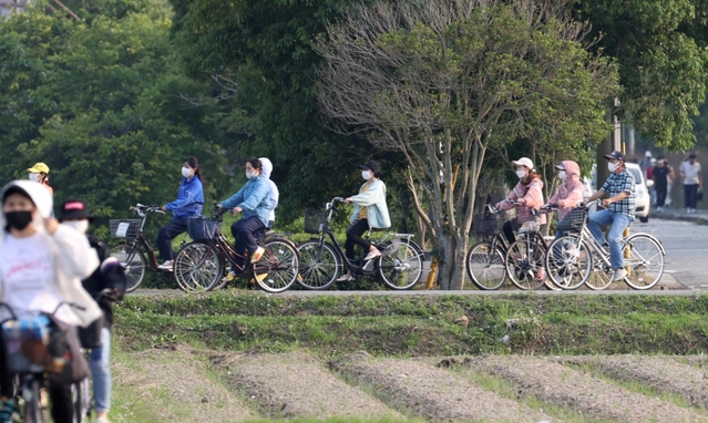 終業時刻とともに職場を後にする外国人労働者ら。車ばかりが通る街にひととき、自転車の車列が現れる＝加東市内