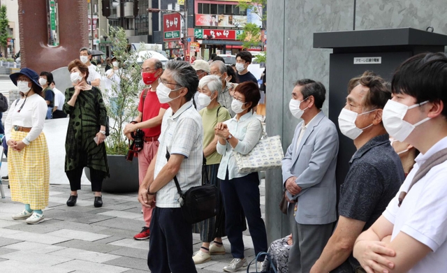 街頭演説に耳を傾ける人たち＝神戸市内（画像の一部を加工しています）