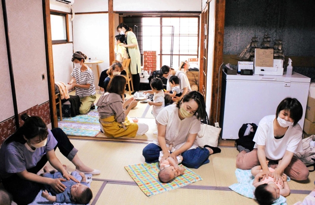 「あろまマルシェ」では、母親が赤ちゃんの体をほぐしたり、自身の体のケアを受けたり…＝神戸市垂水区