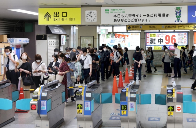 改札前の入場規制の列に並ぶ乗客ら＝５日午前９時５８分、神戸市東灘区、六甲ライナー住吉駅（撮影・長嶺麻子）