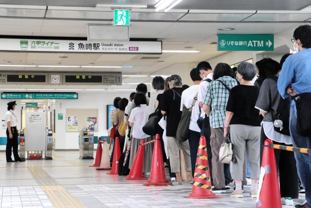 六甲ライナー魚崎駅の改札前で乗車の順番を待つ人たちの列＝５日午前１０時１３分、神戸市東灘区魚崎中町４（撮影・井上太郎）
