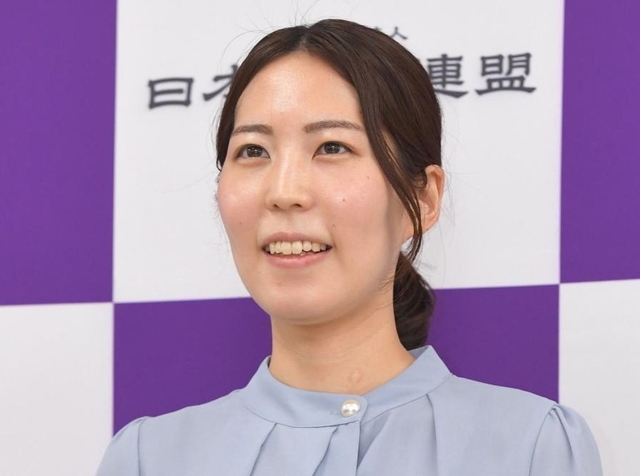 会見する里見香奈女流四冠＝大阪市福島区の関西将棋会館（撮影・吉澤敬太）