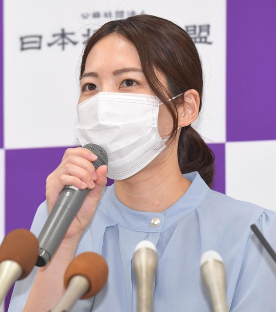 会見する里見香奈女流四冠＝６日午前、大阪市福島区の関西将棋会館（撮影・吉澤敬太）