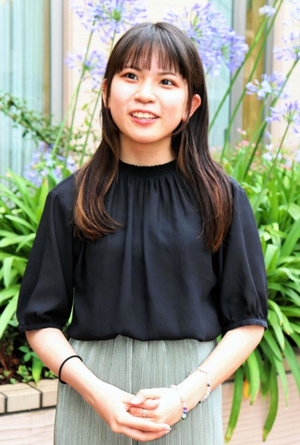 「穏やかで、一度も怒られたことがない」。最愛の父との思い出を語る山下栞奈さん＝神戸市東灘区