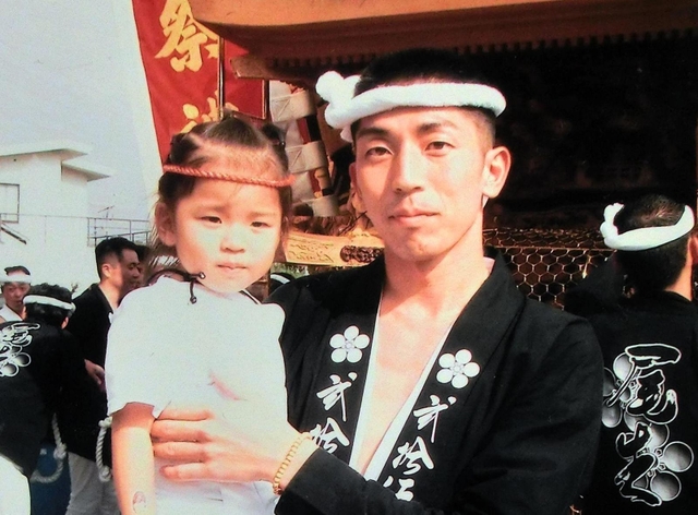 秋祭りで、３歳の栞奈さんを抱く父純志さん＝２００５年１０月、大阪府岸和田市（提供）