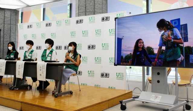 ウクライナ周辺国でのボランティア活動を報告する上田琳さん（右端）ら＝東京都港区