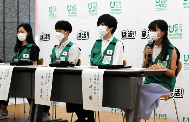 ウクライナ周辺国でのボランティア活動を報告する上田琳さん（右端）ら＝東京都港区