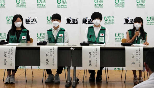 ウクライナ周辺国でのボランティア活動を報告する上田琳さん（右端）ら＝東京都港区