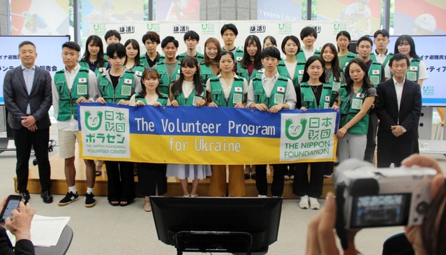 ウクライナ支援に参加した学生ボランティアの集合写真＝東京都港区