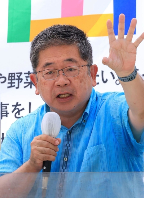 応援演説をする共産党の小池書記長＝７日午前、尼崎市潮江１（撮影・鈴木雅之）