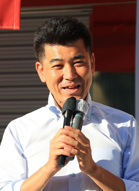 神戸で候補者の応援演説する立憲民主党の泉代表＝６日午後、神戸市中央区（撮影・鈴木雅之）