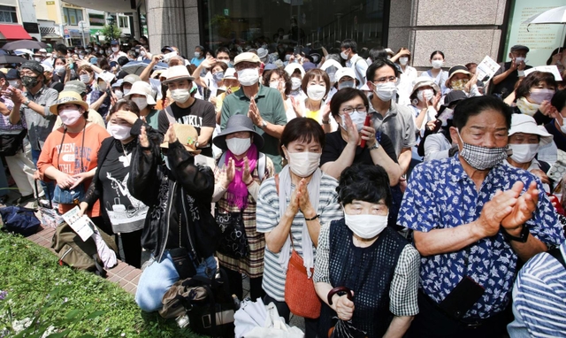 候補者の演説を聞く有権者ら＝神戸市中央区（撮影・中西大二）