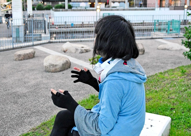 「海が好きだから、自然保護に力を入れる政治家も応援したい」と話す専門学校生＝神戸市中央区