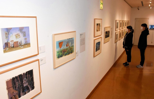 広く知られた作品の背景画などが並ぶ「アニメーション美術の創造者　新・山本二三展」＝あさご芸術の森美術館