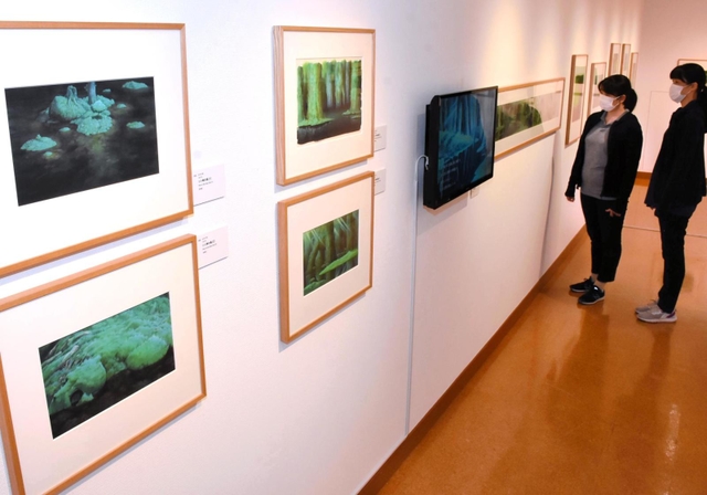 広く知られた作品の背景画などが並ぶ「アニメーション美術の創造者　新・山本二三展」＝あさご芸術の森美術館