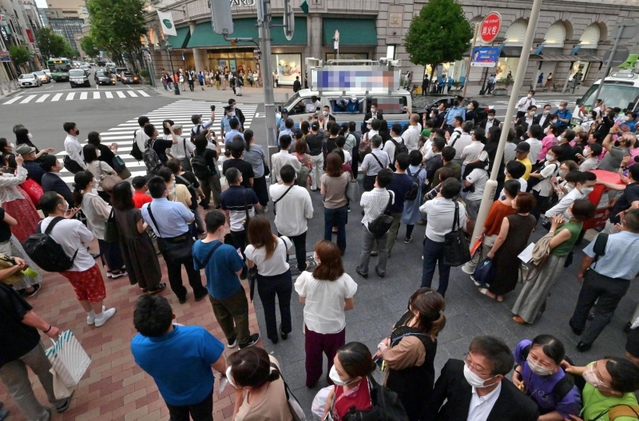 候補者らの「最後の訴え」に耳を傾ける有権者＝９日午後、神戸市中央区（撮影・秋山亮太、画像の一部を加工しています）