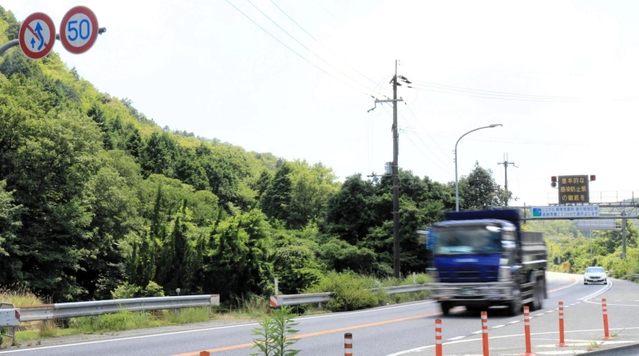 国道２号（手前）に面する山中（左奥）が産業廃棄物最終処分場の建設予定地＝兵庫県上郡町梨ケ原（撮影・大山伸一郎）