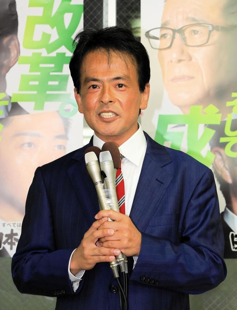 当選確実の一報を受けて、あいさつする日本維新の会の片山大介氏＝１０日午後８時９分、神戸市中央区加納町４