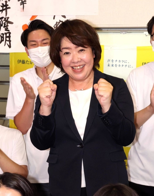 再選確実となり支援者から拍手を受ける伊藤孝江氏＝１０日午後８時３４分、神戸市中央区布引町３