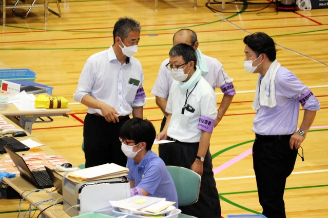 票の数え直しをする伊丹市選管の職員ら＝伊丹市立伊丹スポーツセンター