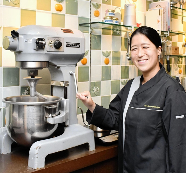 シェアキッチン「ベイクベース」を活動拠点にしている「ゴージャス☆和代」こと久保和代さん＝豊岡市中央町