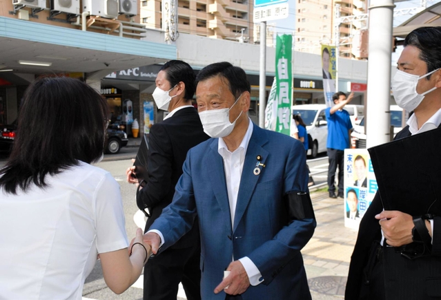 支援者と握手を交わす末松信介氏（右から２人目）＝１１日午前、神戸市垂水区