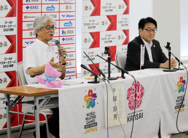 新会期決定の経緯を説明する組織委員会の中塚則男事務局長（左）ら＝大阪市北区中之島６