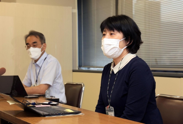 オミクロン株のＢＡ・２・７５系統について説明する神戸市健康局の山崎初美担当局長（右）と岩本朋忠・健康科学研究所長＝１２日午後、神戸市中央区加納町６、神戸市役所（撮影・吉田敦史）